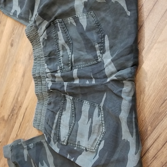 SPLENDID Lyocell Linen Camo Jogger Pants with front and back pockets - Picture 7 of 14